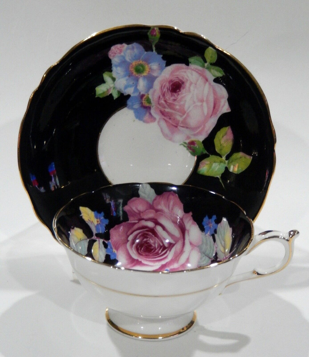 パラゴン　黒地に大輪のピンクローズのカップ＆ソーサー