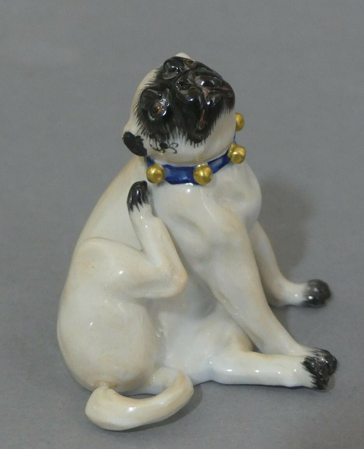 ⚔ Meissen Figur 78773 Mops mit Schellen sitzend sich kraulend 1.Wahl H.6,4cm