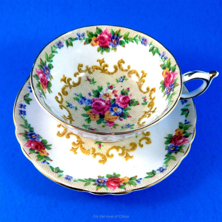 パラゴン　美しい刺繍模様のメヌエットカップ&ソーサー