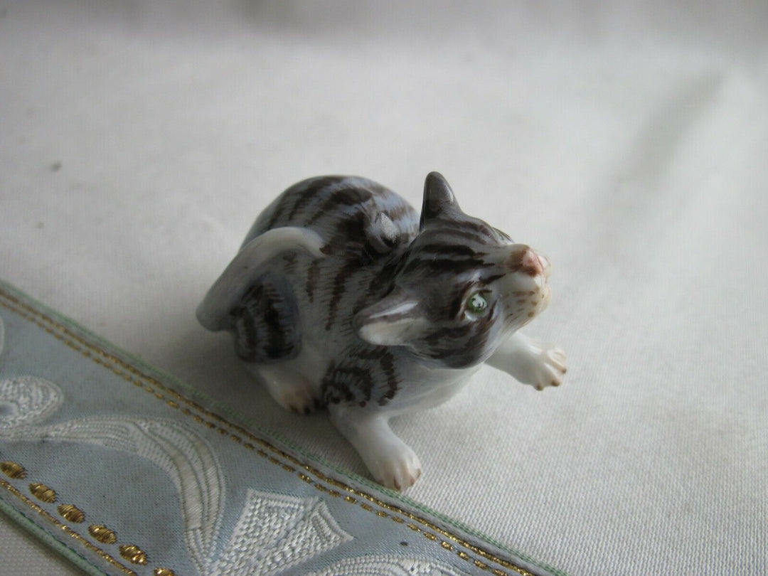 マイセン人形、足を出す猫