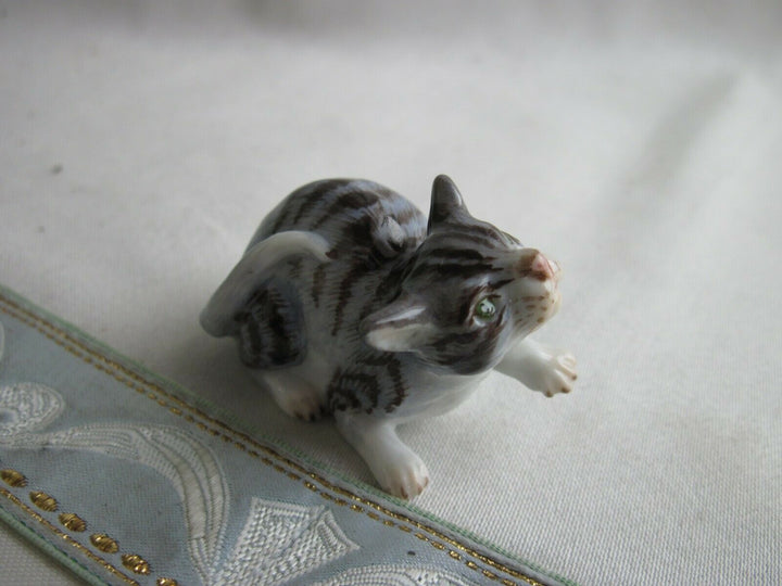 マイセン人形、足を出す猫