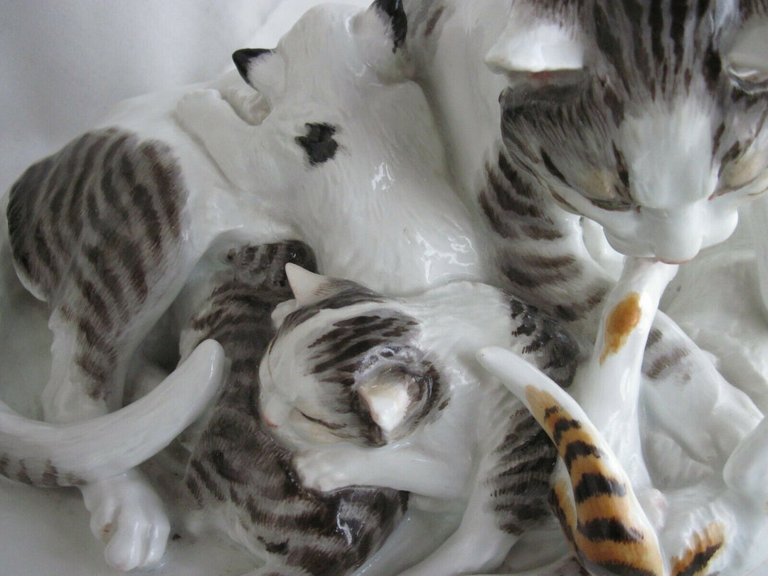 Schöne große Meissen Figur Schlafende Katzen-Gruppe, HAEHNEL FC