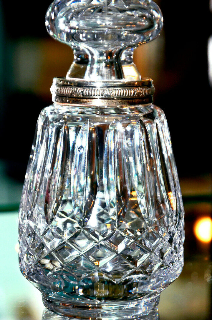 Attribué à Baccarat. Flacon piriforme en cristal clair taillé, cerclé argent.