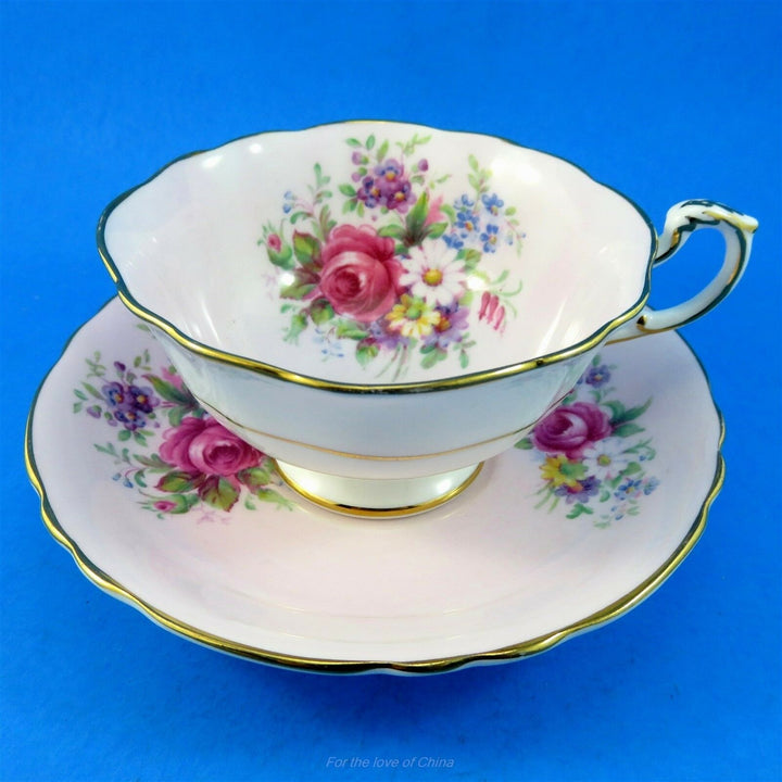 パラゴン　淡いピンク地に華やかなフローラルブーケのカップ&ソーサー