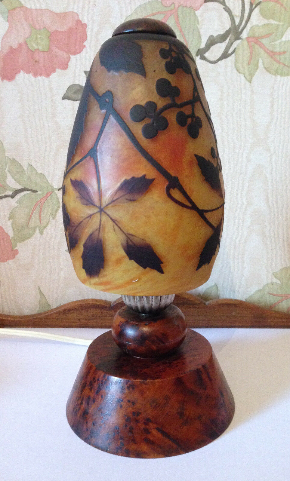 Daum Nancy : lampe en verre multicouches à décor floral / pied en bois précieux