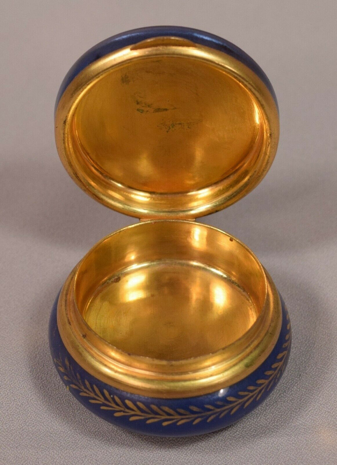 Beautiful Antique French Enamel Snuff Box Brilliant Gold Wash Interior