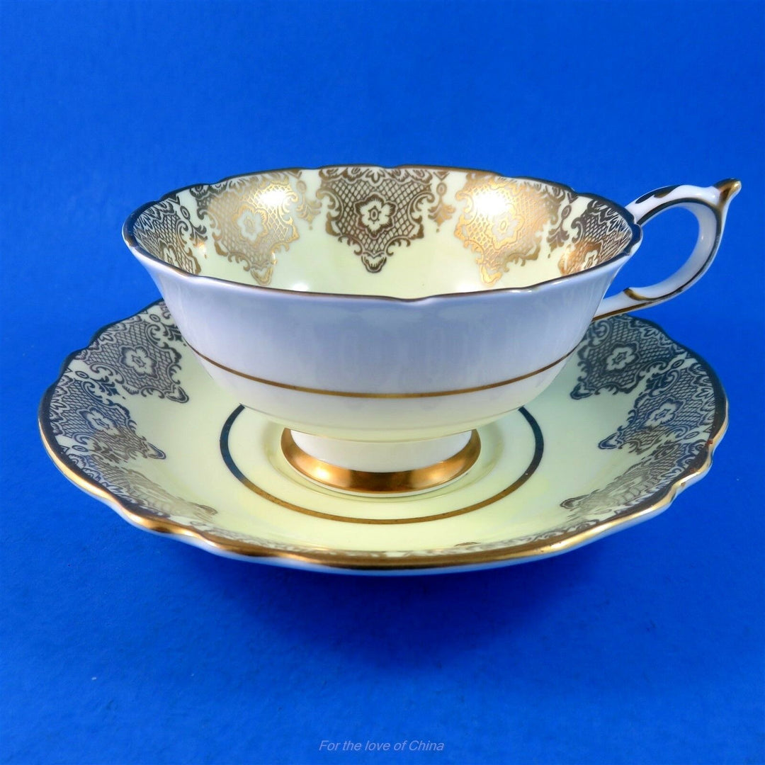 パラゴン　淡いイエローじにゴールドのスター模様のカップ&ソーサー