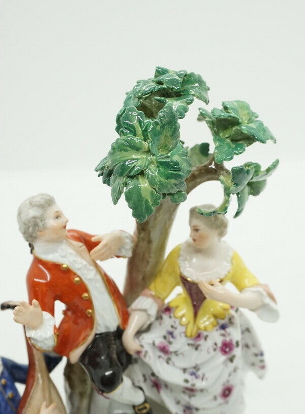 マイセン人形(MEISSEN)ロココシリーズ「木の下でギターを弾く青年と踊る男女」