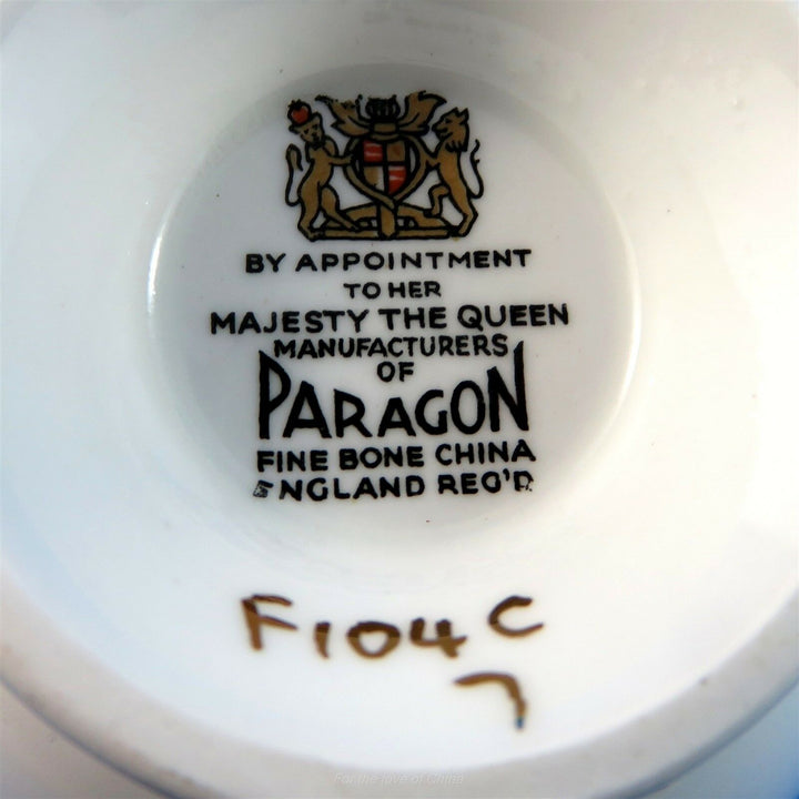 パラゴン　セージグリーンとゴールドの縁に花模様のカップ&ソーサー