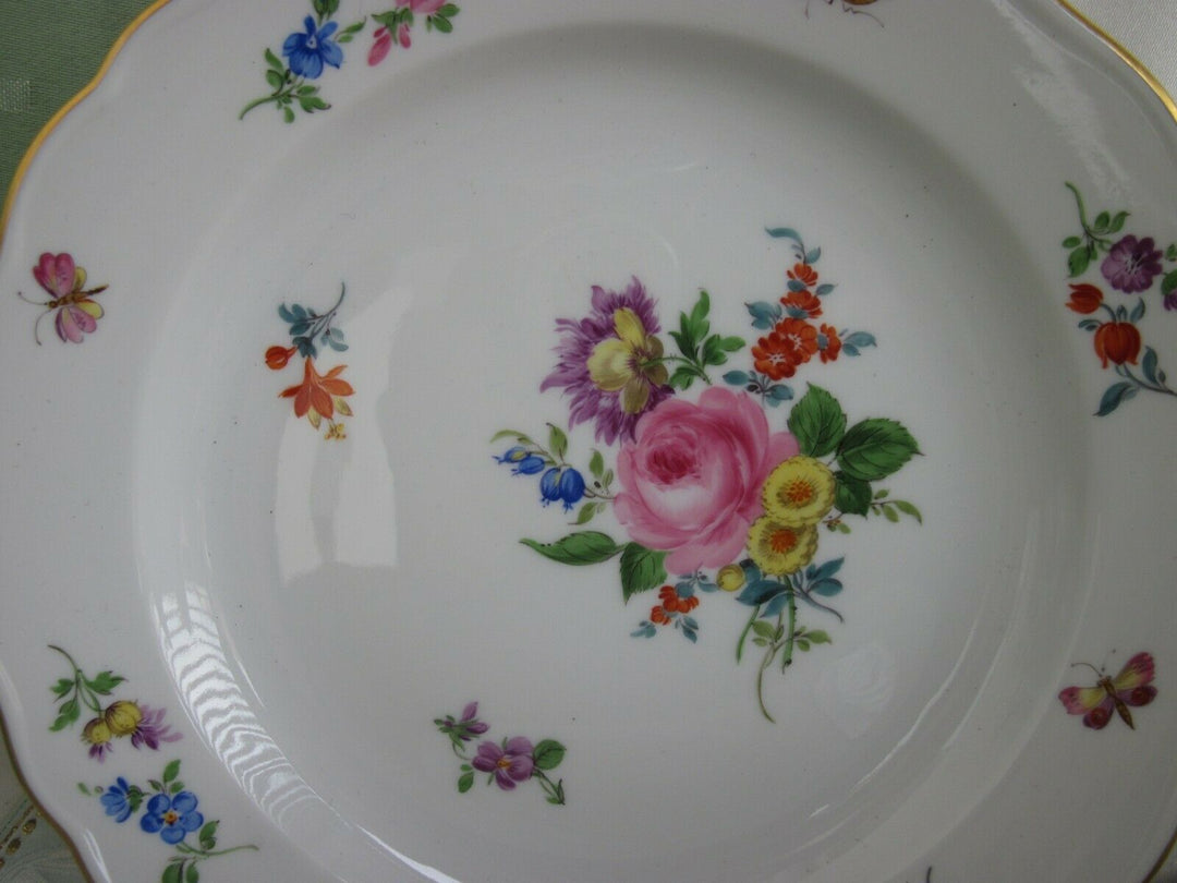 Schöne Meissen Kaffee-Sammeltasse mit vielen Blumen, Insekten-Malerei und Gold