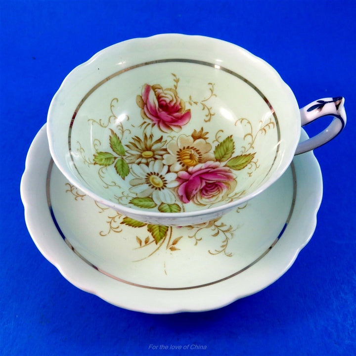 パラゴン　可愛いローズのブーケ　淡いブルーとシルバー縁のカップ&ソーサー