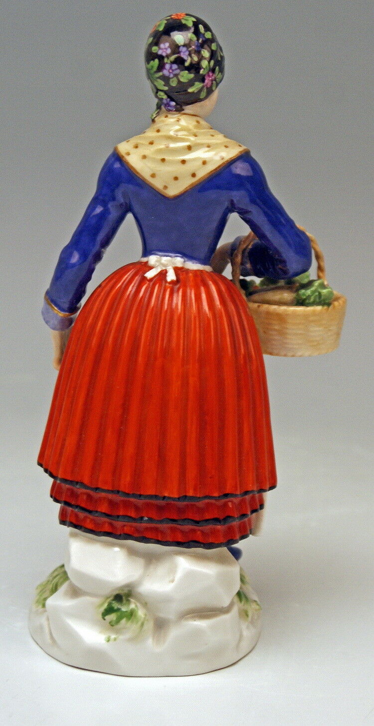 MEISSEN FIGUR DÄNISCHE BÄUERIN DANISH COUNTRYWOMAN FARMER'S WIFE NR: E11 UM1850