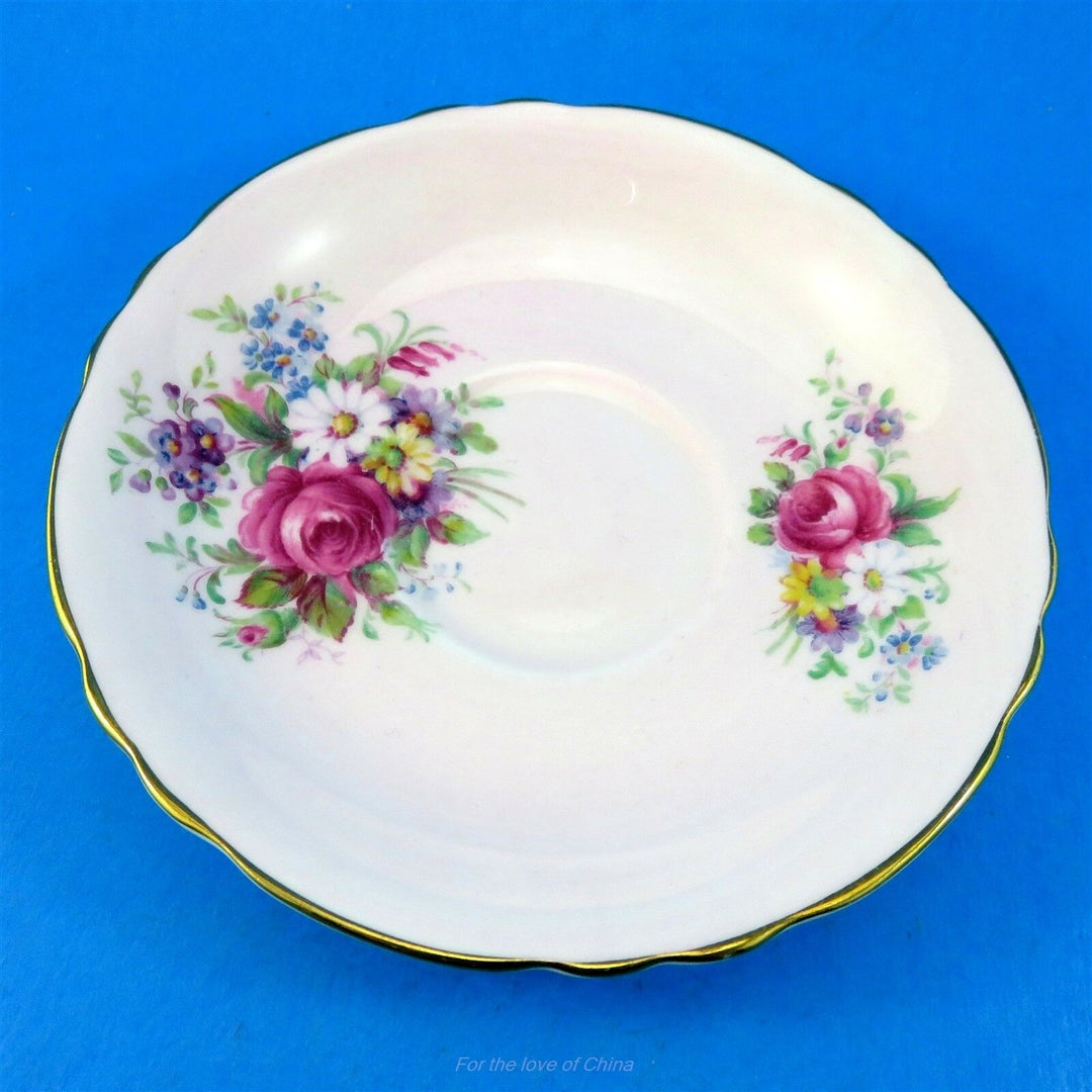 パラゴン　淡いピンク地に華やかなフローラルブーケのカップ&ソーサー