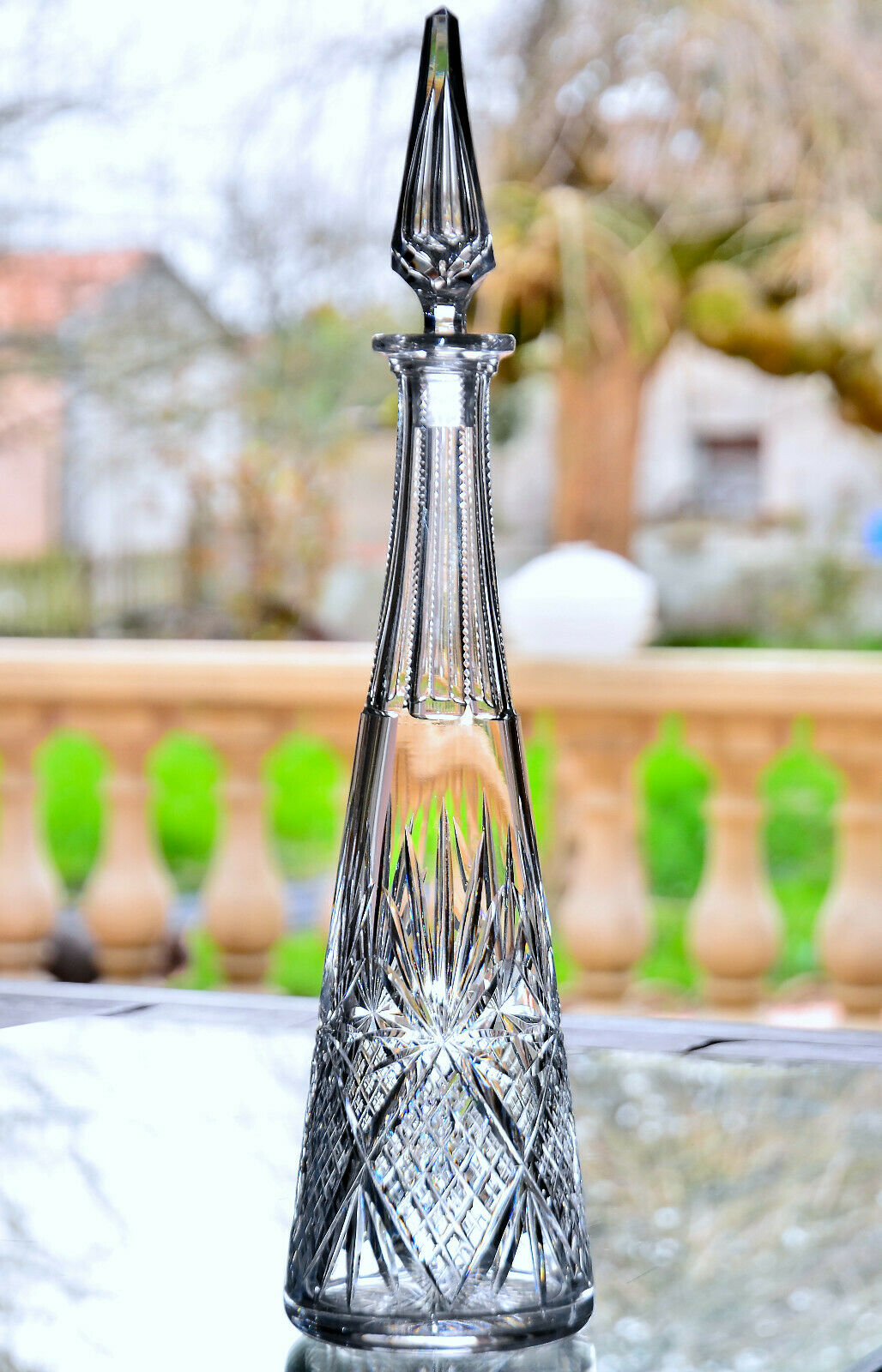 Saint-Louis. Importante carafe à vin du Rhin (43 cm), en cristal clair taillé.