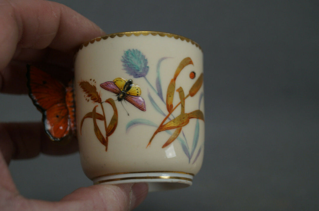 ロイヤルウースター＆ティファニー、エナメル彩色の鳥と虫、アイボリー、蝶の取っ手のカップ