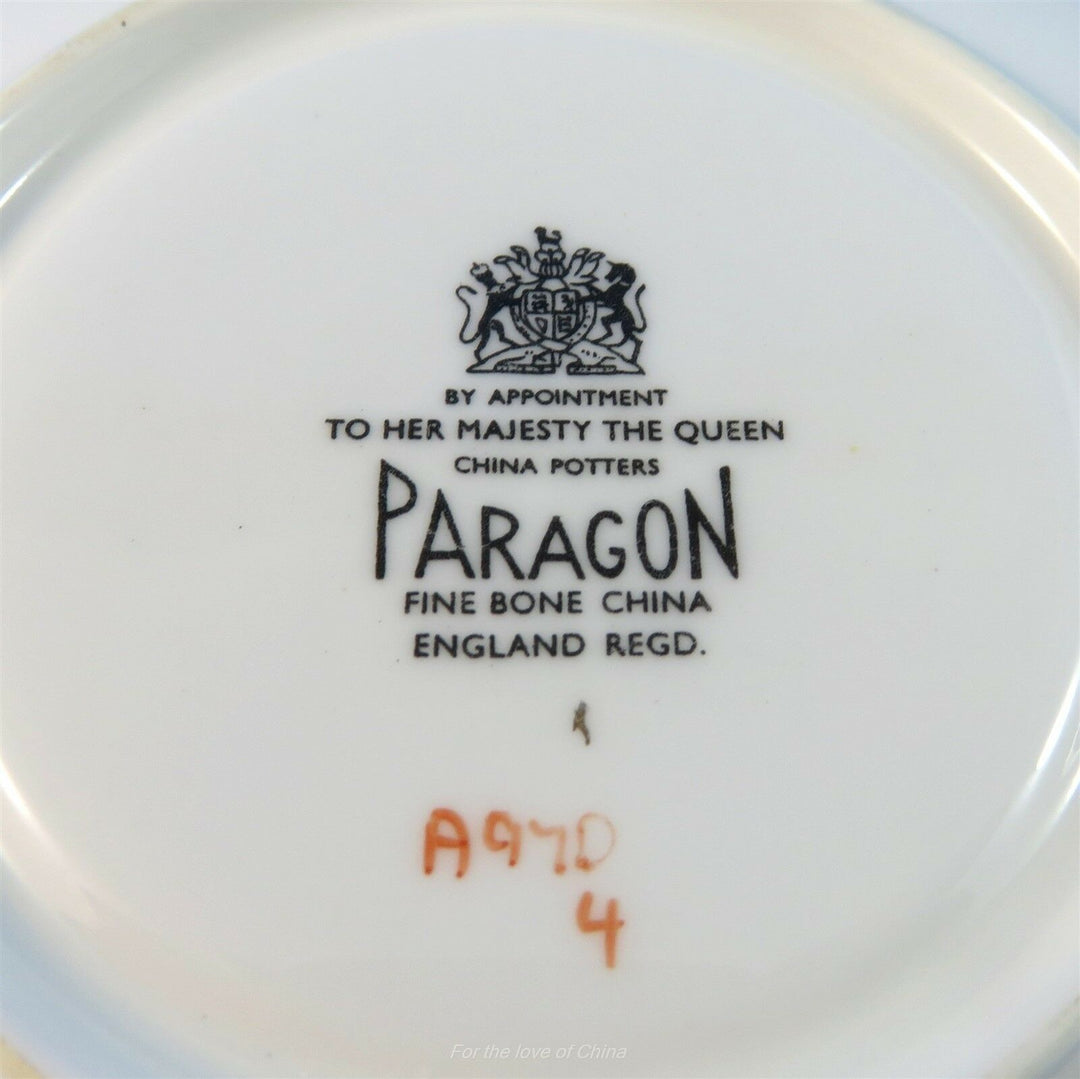 白地に美麗ゴールドベルフラワー　カップ&ソーサー