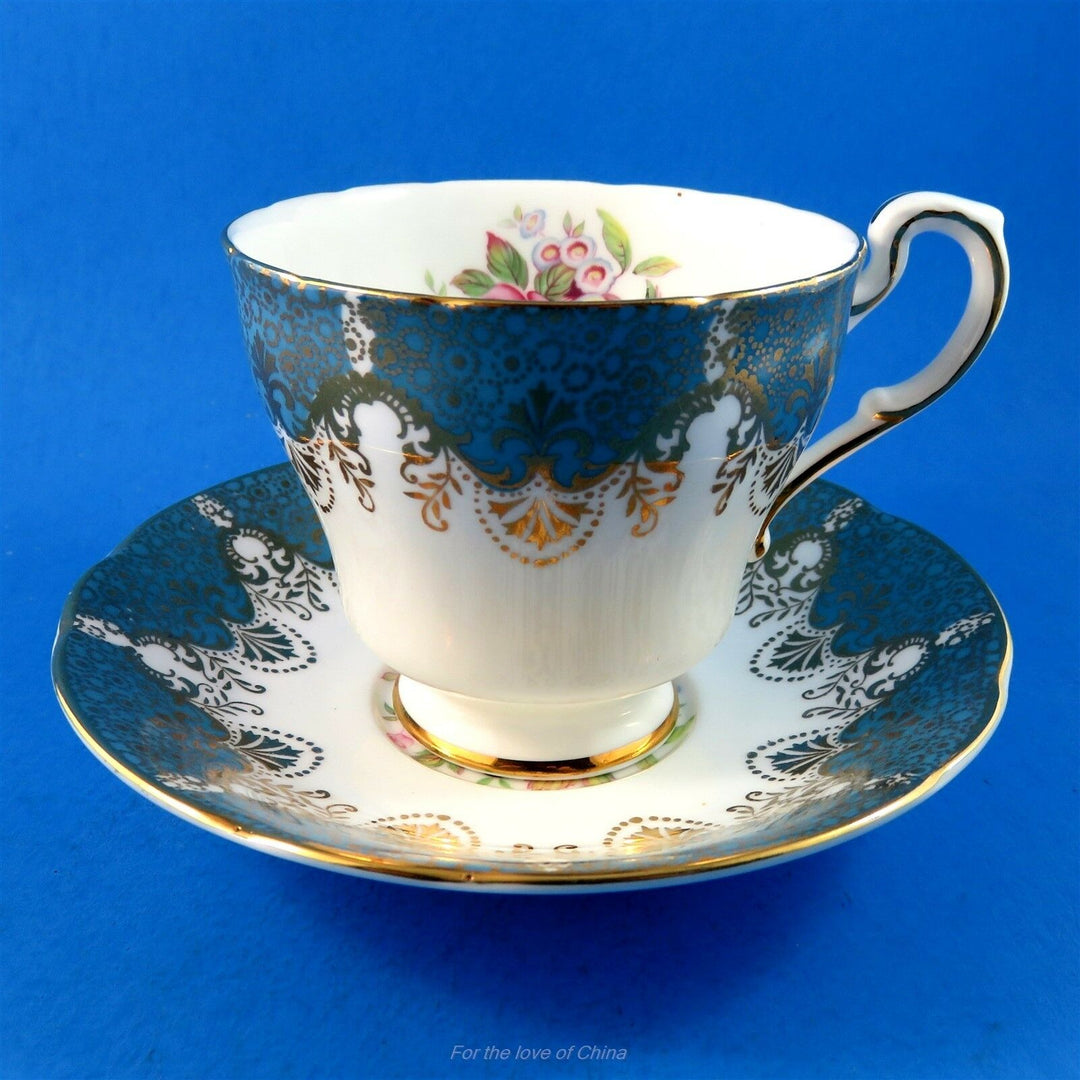 パラゴン　フルーツとお花の模様にブルーの型どりのカップ&ソーサー