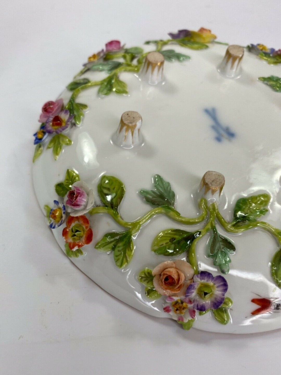 マイセン(Meissen)、1870年、花·フルーツ柄、カップ＆ソーサーセット、立体造形装飾 – アンティークテーブルウェア