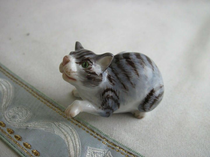 マイセン人形、足を出す猫
