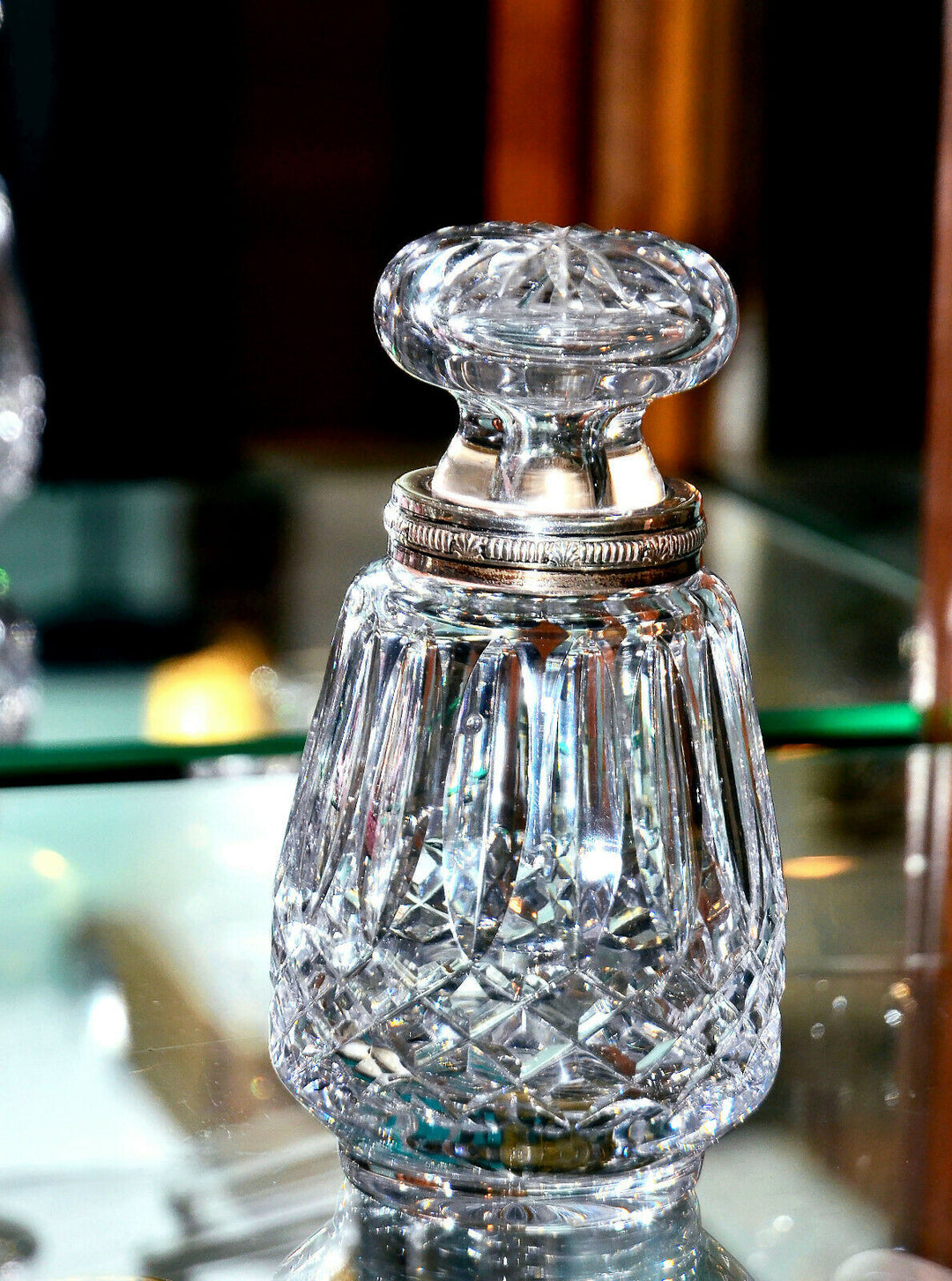 Attribué à Baccarat. Flacon piriforme en cristal clair taillé, cerclé argent.