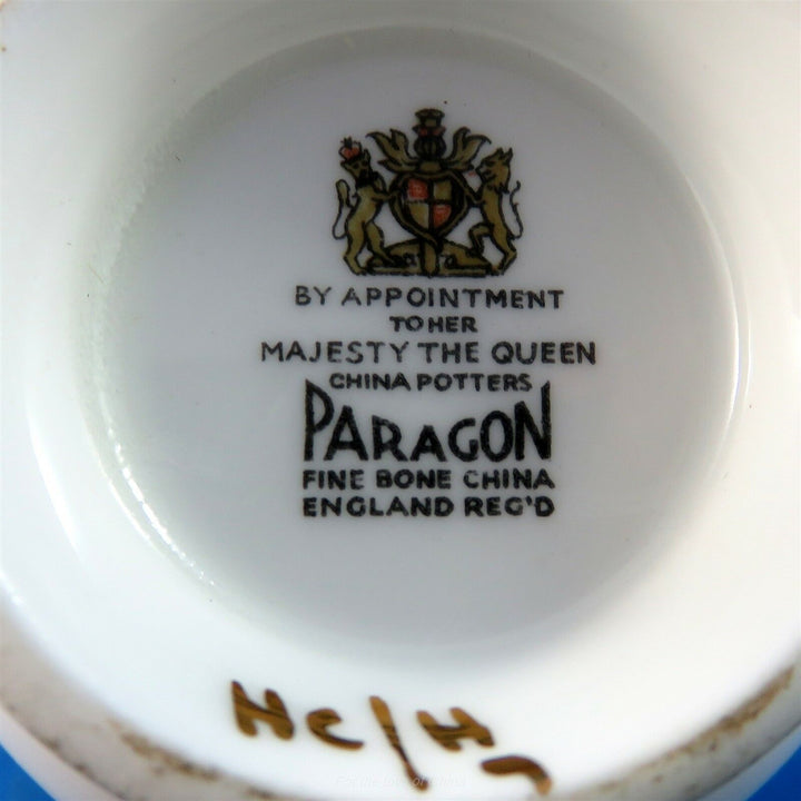 パラゴン　フルーツとお花の模様にブルーの型どりのカップ&ソーサー