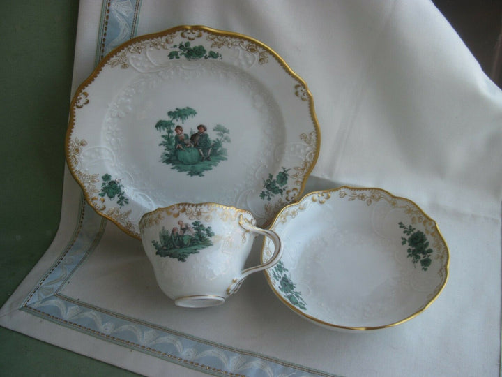Wunderschöne Meissen Kaffee-Sammeltasse, Kupfergrün mit Watteau-Szenen