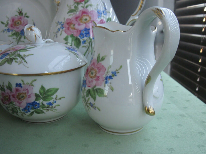 Schönes großes Meissen Kaffee-Service mit vielen Blumen und Gold