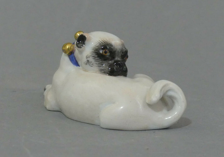 ⚔ Meissen Figur 78627 Mops mit Schellen liegend Kopf nach rechts 1.Wahl L.8,3cm