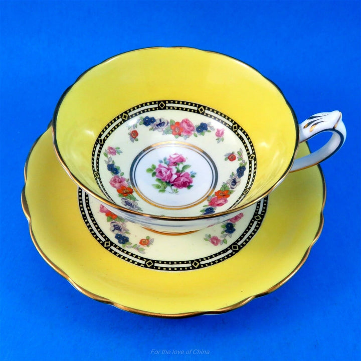 パラゴン　希少なスターマークとガーランド模様のイエローのカップ&ソーサー