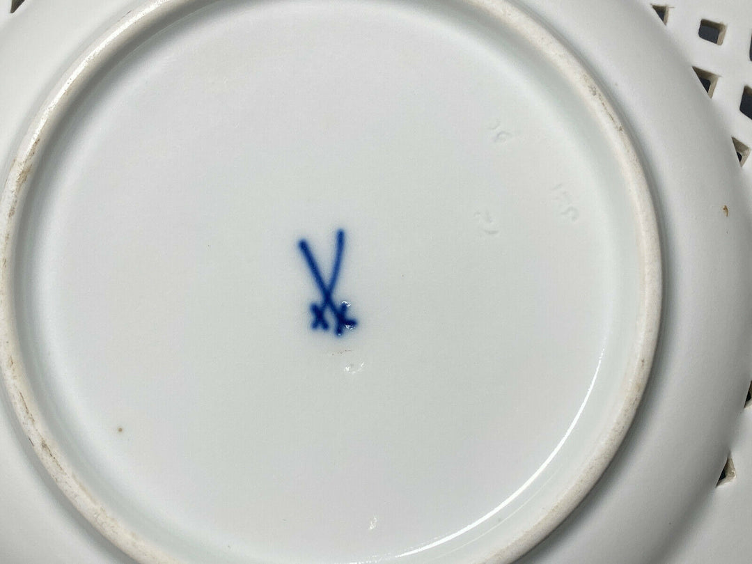 SCHÖNER MEISSEN DURCHBRUCHTELLER TELLER VOGEL AUF AST BEEREN INSEKT D:20,8cm