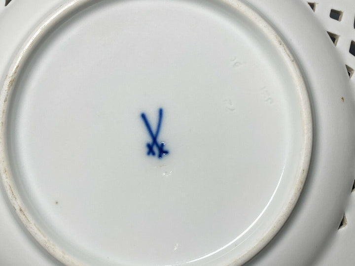 SCHÖNER MEISSEN DURCHBRUCHTELLER TELLER VOGEL AUF AST BEEREN INSEKT D:20,8cm