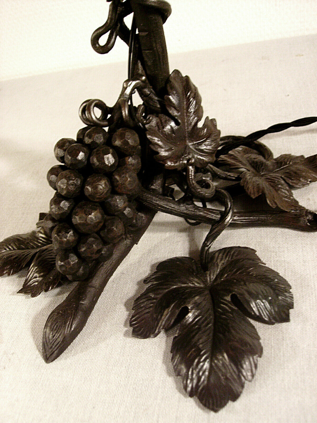 DAUM ☨ NANCY – lampe art déco en fer forgé et tulipe 1925/1930