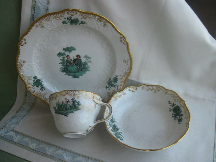 Wunderschöne Meissen Kaffee-Sammeltasse, Kupfergrün mit Watteau-Szenen