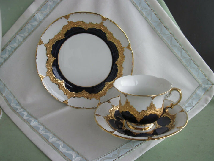 Schöne Meissen Kaffee-Sammeltasse in B-Form mit Kobalt und Gold