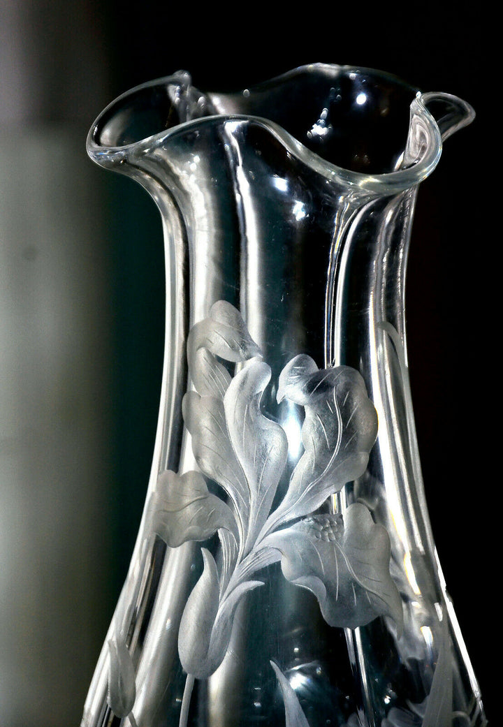 Baccarat. Paire de vases en cristal, à décor gravé à l'acide (rose, iris), 1900.