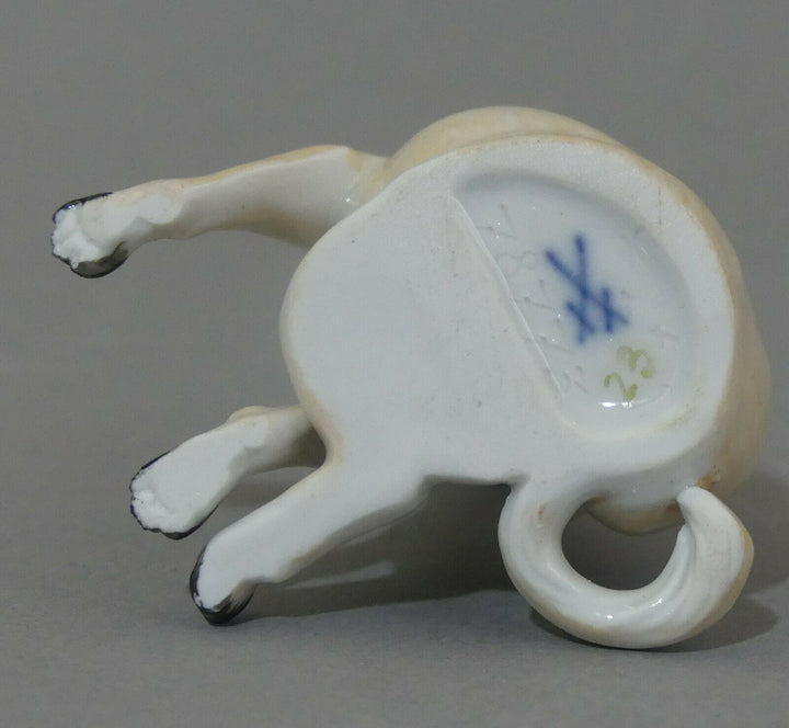 ⚔ Meissen Figur 78773 Mops mit Schellen sitzend sich kraulend 1.Wahl H.6,4cm