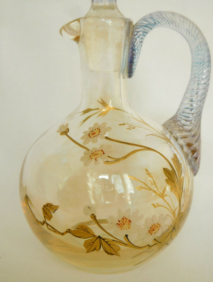 Petit flacon en cristal de Baccarat irisé, décor émaillé et doré