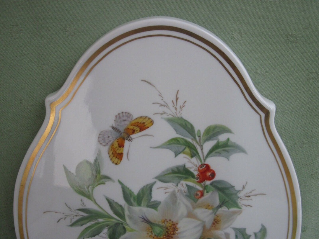 Schöne Meissen Bildplatte mit naturalistische Blumen, Schmetterling und Gold