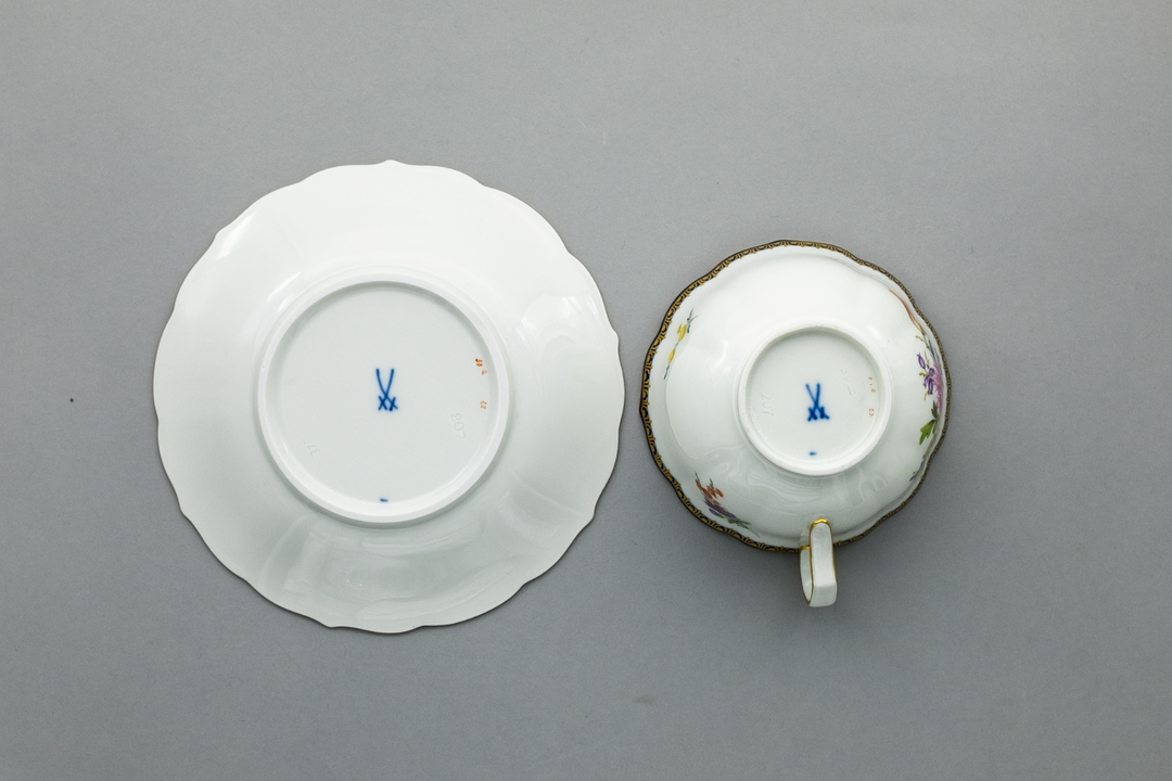 CNC: Porzellan Meissen Teetasse + UT 9,5x5,5 cm Blumenbukett A-Kante 1. Wahl