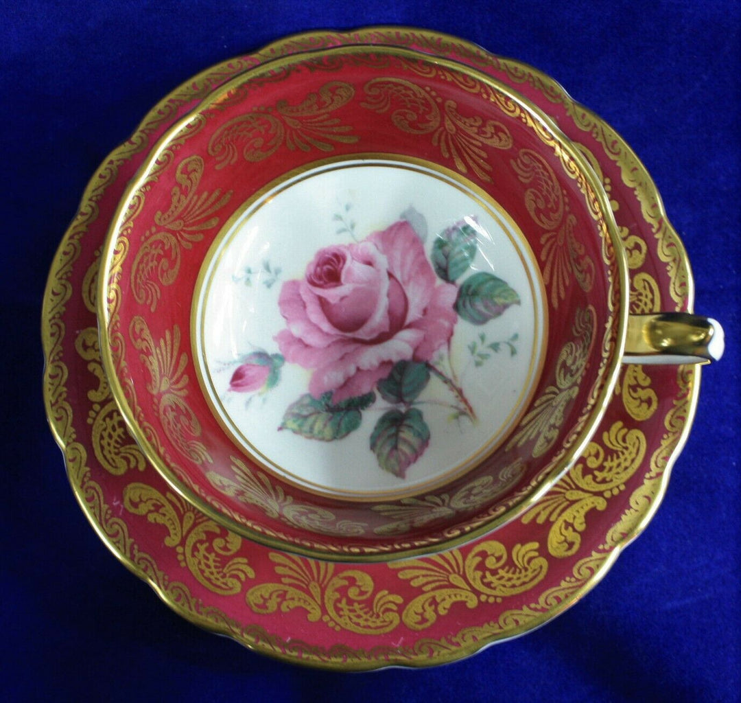 パラゴン　ピンクローズと金彩のロココ文様のレッドカップ＆ソーサー
