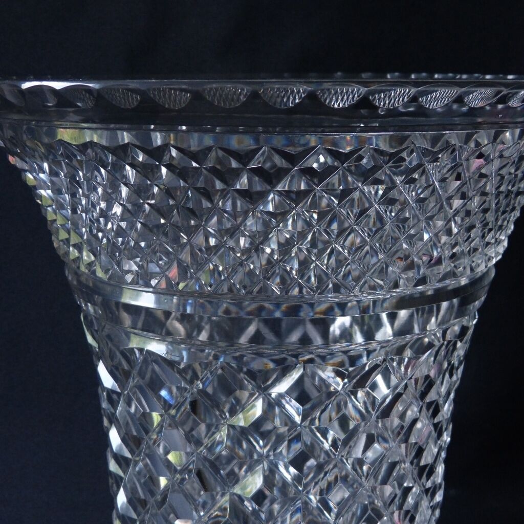 Très Grand Vase En Cristal Taillé Cabochon Et Pointe Diamant, St Louis? Baccarat