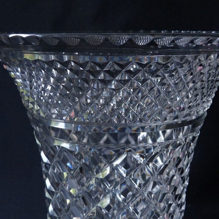 Très Grand Vase En Cristal Taillé Cabochon Et Pointe Diamant, St Louis? Baccarat