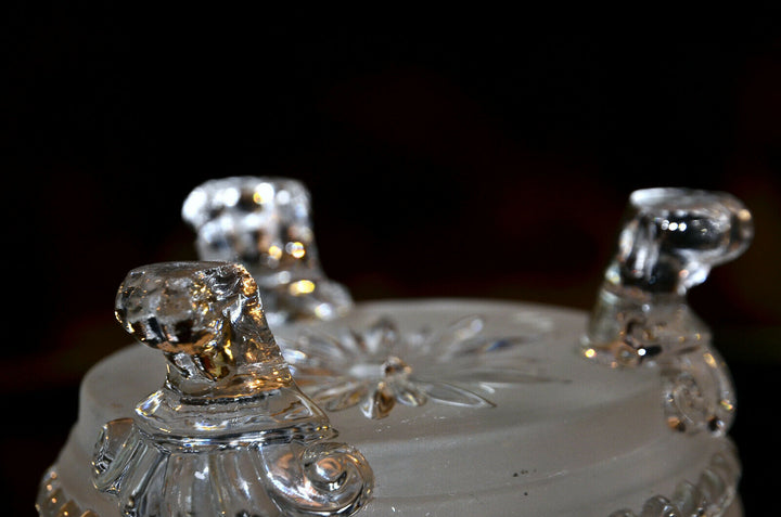 Baccarat. Important Seau à glace en cristal pressé et dépoli, à l'Antique, 1876.