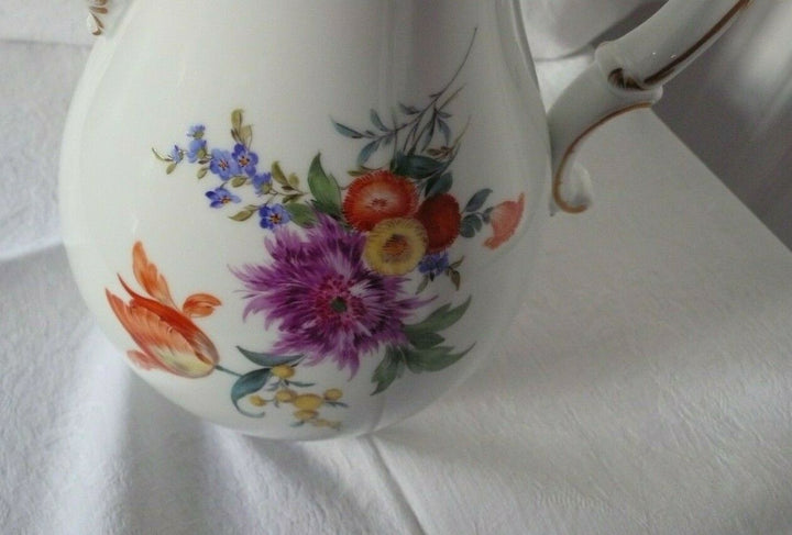 Große Kaffeekanne Meißen Schwertermarke Porzellan reiche Blumenmalerei , A-Kante