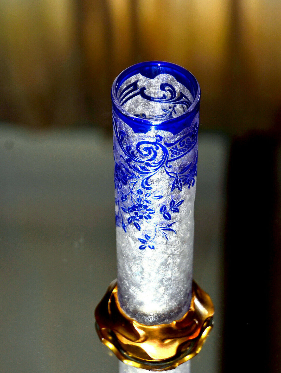 Baccarat, 1917. Vase tubulaire "Églantier" en cristal dégagé à l’acide et bronze