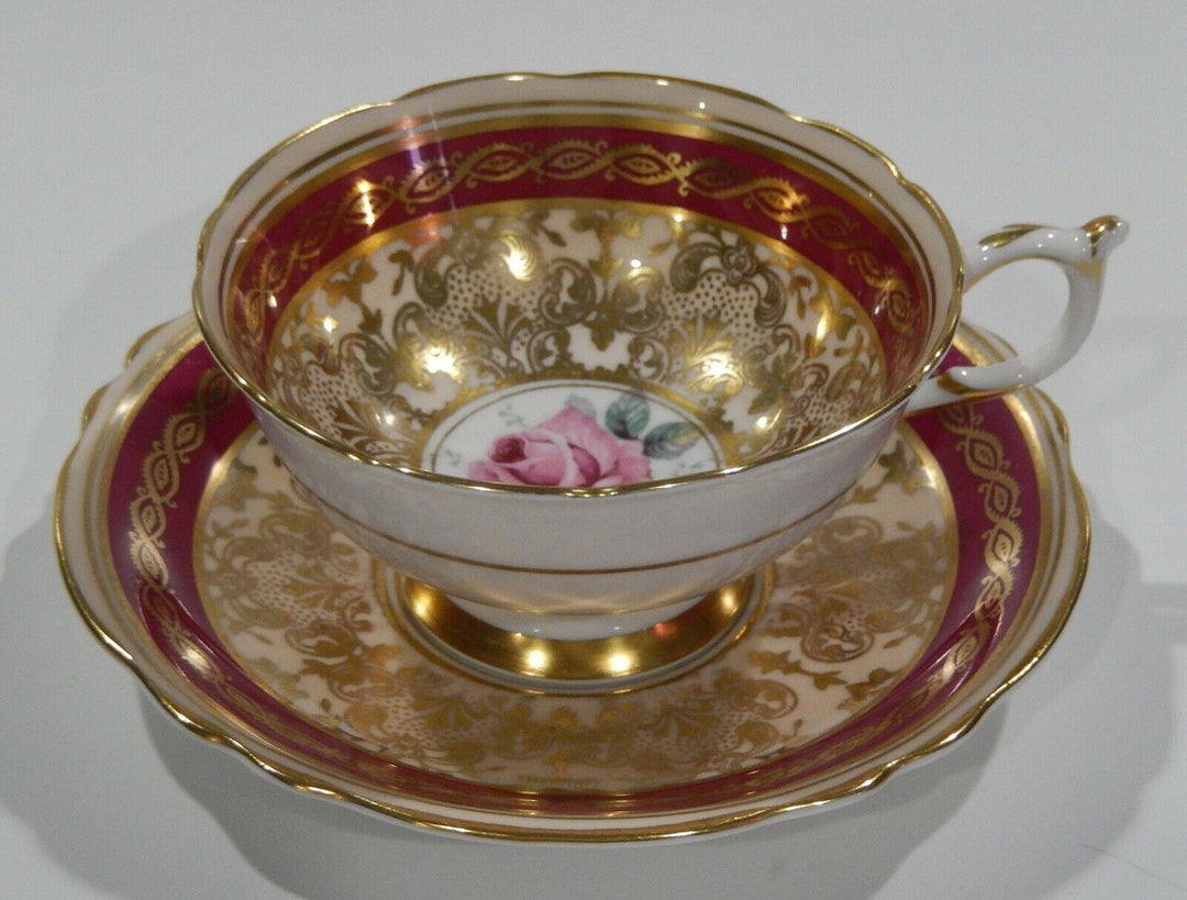 パラゴン　ピンクローズと金彩のロココ文様のレッドカップ＆ソーサー