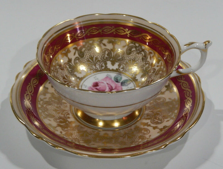 パラゴン　ピンクローズと金彩のロココ文様のレッドカップ＆ソーサー