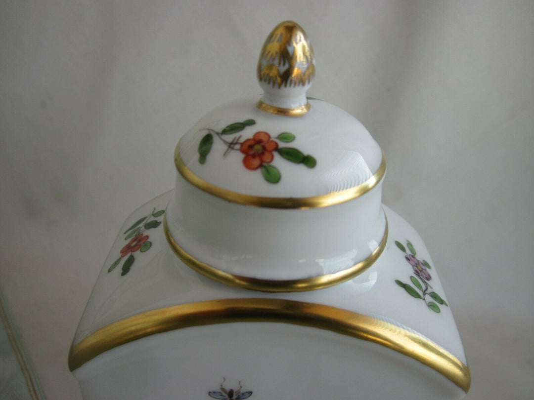Schöne Meissen Teedose mit vielen Indischen Blumen und Chinoi-Malerei