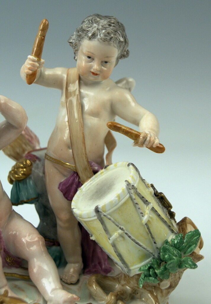 MEISSEN FIGUR GRUPPE 2 PUTTEN MIT TROMMEL 2 CUPIDS WITH DRUM ACIER C40 UM 1820