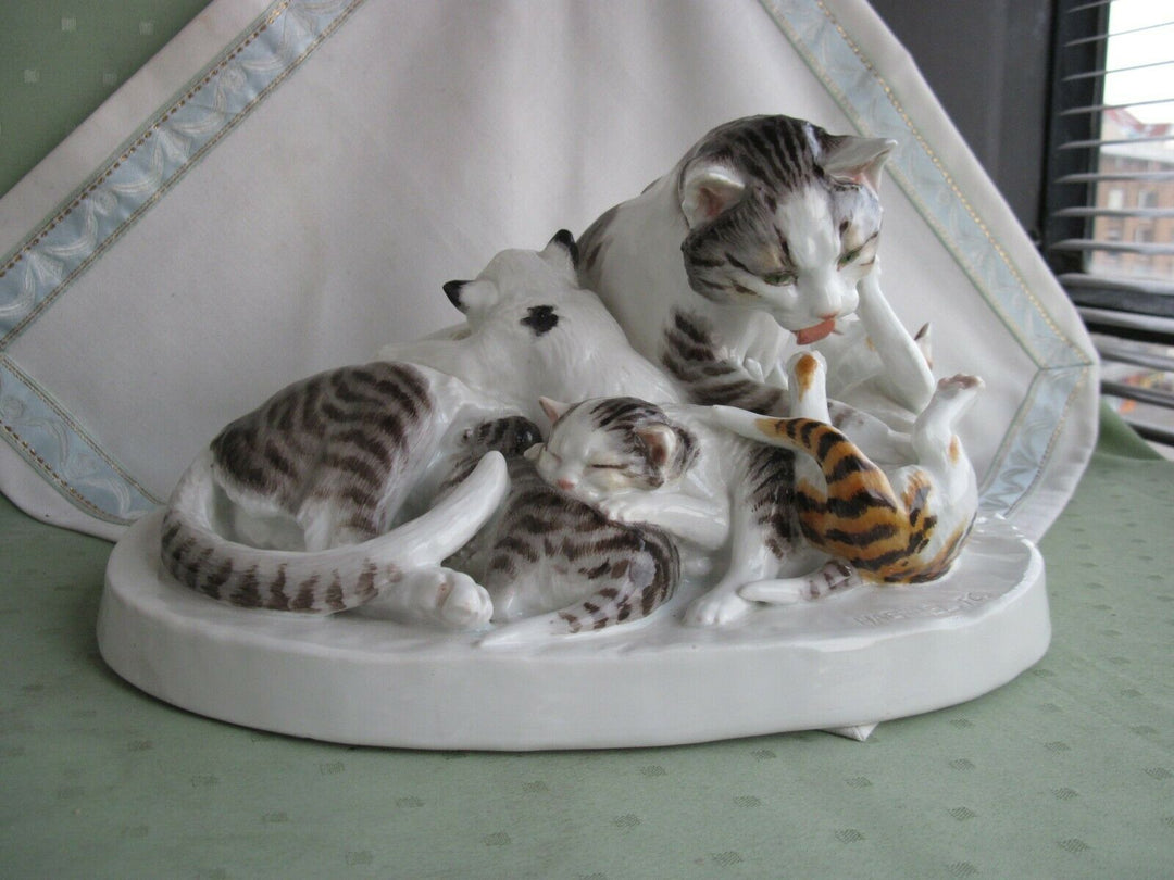 Schöne große Meissen Figur Schlafende Katzen-Gruppe, HAEHNEL FC